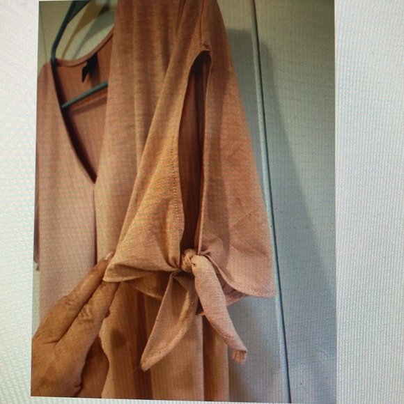 Lildy Knot Sleeve Blush Tunic - Size L / XL - NWT - Picture 4 of 8